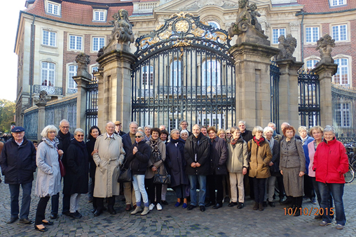 Der Freundeskreis vor dem Erbdrostenhof