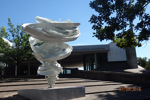 Sprengelmuseum mit der Plastik „Another Twister“ von Alice Aycock